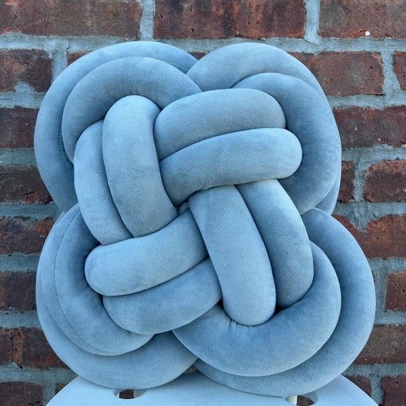 Textured knotted gray plush accent pilllow - Picture 1 of 3